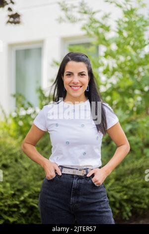 Köln, Deutschland. 30. August 2022. Clarissa Correa da Silva vom neuen 'Wissen macht Ah!' Moderations-Duo, steht vor einem Studio auf dem WDR-Gelände in Bocklemünd. Am 26. September 2022 werden sie zum ersten Mal als Moderator-Duo auf KiKA zu sehen sein. Quelle: Rolf Vennenbernd/dpa/Alamy Live News Stockfoto