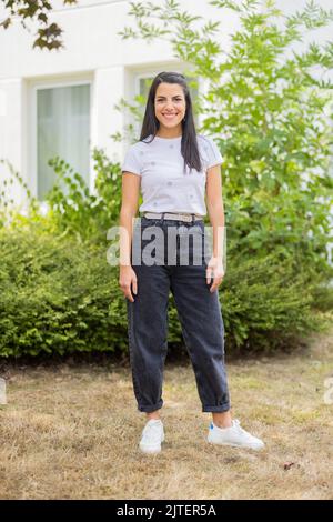 Köln, Deutschland. 30. August 2022. Clarissa Correa da Silva vom neuen 'Wissen macht Ah!' Moderations-Duo, steht vor einem Studio auf dem WDR-Gelände in Bocklemünd. Am 26. September 2022 werden sie erstmals als Moderationsduo auf KiKA zu sehen sein. Quelle: Rolf Vennenbernd/dpa/Alamy Live News Stockfoto
