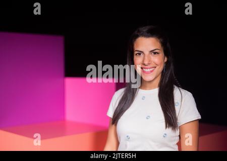 Köln, Deutschland. 30. August 2022. Clarissa Correa da Silva vom neuen Moderationsduo von 'Wissen macht Ah!' Steht in einem Studio auf dem WDR-Gelände in Bocklemünd. Am 26. September 2022 werden sie erstmals als Moderationsduo auf KiKA zu sehen sein. Quelle: Rolf Vennenbernd/dpa/Alamy Live News Stockfoto