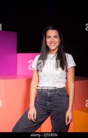 Köln, Deutschland. 30. August 2022. Clarissa Correa da Silva vom neuen Moderationsduo von 'Wissen macht Ah!' Sitzt in einem Studio auf dem WDR-Gelände in Bocklemünd. Am 26. September 2022 werden sie erstmals als Presenting Duo auf KiKA zu sehen sein. Quelle: Rolf Vennenbernd/dpa/Alamy Live News Stockfoto