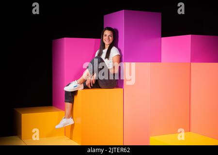 Köln, Deutschland. 30. August 2022. Clarissa Correa da Silva vom neuen Moderationsduo von 'Wissen macht Ah!' Sitzt in einem Studio auf dem WDR-Gelände in Bocklemünd. Am 26. September 2022 werden sie erstmals als Presenting Duo auf KiKA zu sehen sein. Quelle: Rolf Vennenbernd/dpa/Alamy Live News Stockfoto