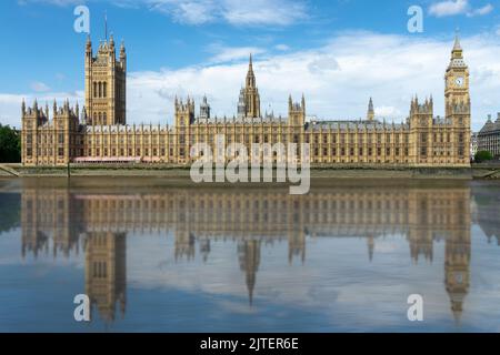 Häuser des britischen parlaments im Westminster-Palast, Wasserspiegelungen an der Themse, London Stockfoto