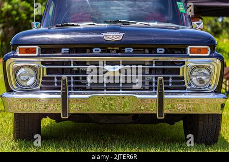 Statesboro, GA - 17. Mai 2014: Frontansicht eines 1966 Ford F100 Pickup Trucks mit geringer Tiefenschärfe. Stockfoto