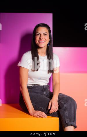 Köln, Deutschland. 30. August 2022. Clarissa Correa da Silva vom neuen Moderationsduo von 'Wissen macht Ah!' Sitzt in einem Studio auf dem WDR-Gelände in Bocklemünd. Am 26. September 2022 werden sie erstmals als Presenting Duo auf KiKA zu sehen sein. Quelle: Rolf Vennenbernd/dpa/Alamy Live News Stockfoto
