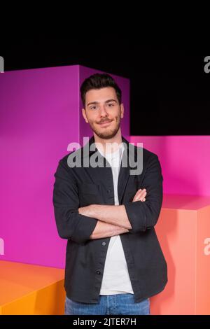 Köln, Deutschland. 30. August 2022. Tarkan Bagci vom neuen Moderationsduo von 'Wissen macht Ah!' Steht in einem Studio auf dem WDR-Gelände in Bocklemünd. Am 26. September 2022 werden sie erstmals als Moderationsduo auf KiKA zu sehen sein. Quelle: Rolf Vennenbernd/dpa/Alamy Live News Stockfoto