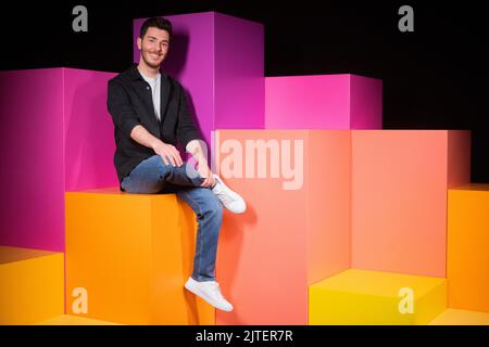 Köln, Deutschland. 30. August 2022. Clarissa Correa da Silva vom neuen Moderationsduo von 'Wissen macht Ah!' Sitzt in einem Studio auf dem WDR-Gelände in Bocklemünd. Am 26. September 2022 werden sie erstmals als Presenting Duo auf KiKA zu sehen sein. Quelle: Rolf Vennenbernd/dpa/Alamy Live News Stockfoto