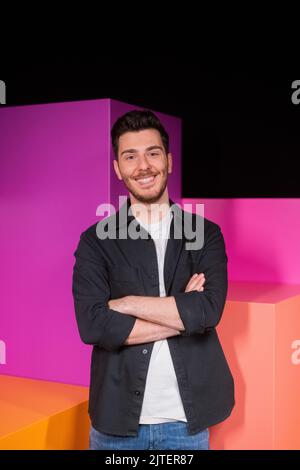 Köln, Deutschland. 30. August 2022. Tarkan Bagci vom neuen Moderationsduo von 'Wissen macht Ah!' Steht in einem Studio auf dem WDR-Gelände in Bocklemünd. Am 26. September 2022 werden sie erstmals als Moderationsduo auf KiKA zu sehen sein. Quelle: Rolf Vennenbernd/dpa/Alamy Live News Stockfoto