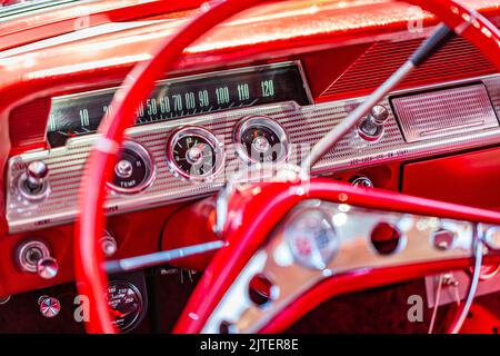 Statesboro, GA - 17. Mai 2014: Nahaufnahme der Armaturenbrettinstrumentationsdetails bei einem Chevrolet Impala aus dem Jahr 1962 mit geringer Tiefenschärfe. Stockfoto