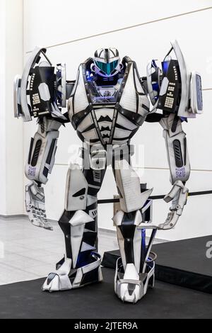 Köln, Deutschland. 24. Aug. 2022. Gamescom 2022: Gamesbot, das Maskottchen der Gamescom. Die gamescom ist die weltweit größte Messe für Computer- und Videospiele in Köln. Kredit: Christian Lademann / LademannMedia Stockfoto