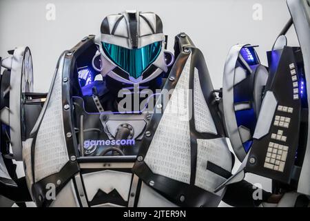 Köln, Deutschland. 24. Aug. 2022. Gamescom 2022: Gamesbot, das Maskottchen der Gamescom. Die gamescom ist die weltweit größte Messe für Computer- und Videospiele in Köln. Kredit: Christian Lademann / LademannMedia Stockfoto