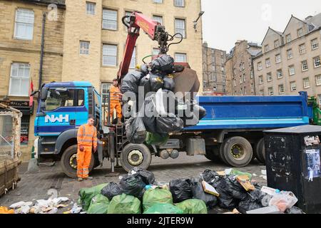 Edinburgh Schottland, Großbritannien 30. August 2022. Die Müllabfertigungen werden nach Streikaktionen der Arbeiter während des Edinburgh Festivals wieder aufgenommen. Credit sst/alamy live News Stockfoto