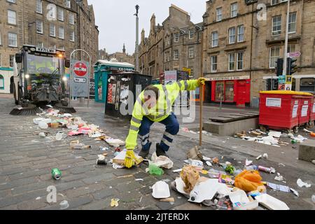 Edinburgh Schottland, Großbritannien 30. August 2022. Die Müllabfertigungen werden nach Streikaktionen der Arbeiter während des Edinburgh Festivals wieder aufgenommen. Credit sst/alamy live News Stockfoto