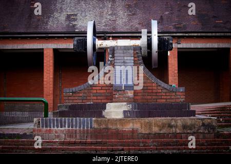 Eisenbahnstadt Crewe, Che'hire East. Ein Eisenbahnrad (Drehwagen), das im Einkaufszentrum ausgestellt ist Stockfoto