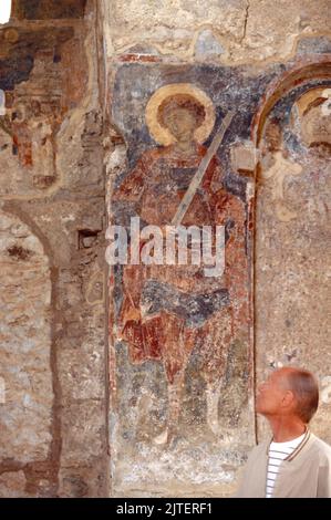 Fresko in der Kirche Agioi Theodoroi in Mystras (Mistras oder Myzithras), einer befestigten Stadt und einer ehemaligen Gemeinde in Lakonien, Peloponnes, Griechenland in der Nähe des antiken Sparta, diente es als Hauptstadt des byzantinischen Despotats der Morea. März 1980. Archivscan von einem Dia. Stockfoto