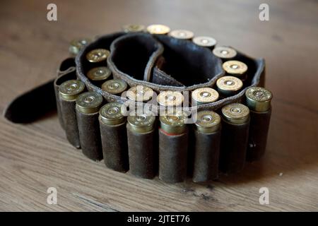 Patronengürtel mit 12 Gauge Schrotflintenmunition Stockfoto