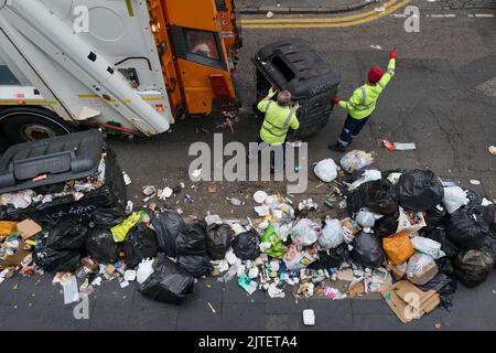 Edinburgh Schottland, Großbritannien 30. August 2022. Die Müllabfertigungen werden nach Streikaktionen der Arbeiter während des Edinburgh Festivals wieder aufgenommen. Credit sst/alamy live News Stockfoto