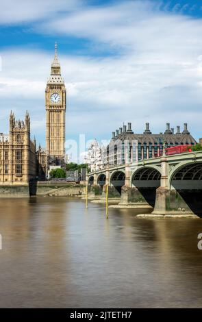 Westminster Bridge mit Big Ben und der Themse, in London, Großbritannien Stockfoto