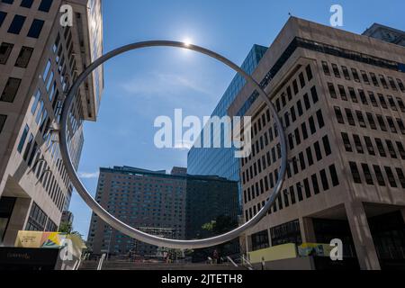 Montreal, CA - 28. August 2022: Ring Art Piece in Downtown Montreal Stockfoto