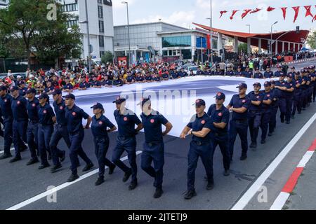 30. August 2022: Der 100.. Jahrestag des Siegestages vom 30. August wurde am 30. August 2022 mit einer offiziellen Zeremonie und Paraden in der Vatan-Straße in Fatih, Istanbul, Türkei, gefeiert. Der Gouverneur von Istanbul, Ali Yerlikaya, der Armeekommandant Ali Sivri aus dem Jahr 1., der Bürgermeister von Istanbul, Ekrem Imamoglu, und viele Bürger nahmen an der Feier Teil. (Bild: © Tolga Ildun/ZUMA Press Wire) Stockfoto