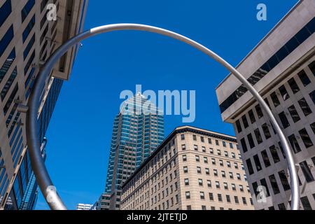 Montreal, CA - 28. August 2022: Ring Art Piece in Downtown Montreal Stockfoto