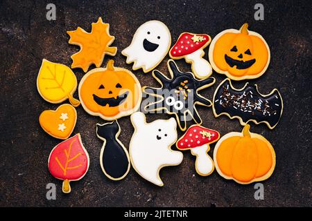 Draufsicht auf viele Halloween Zuckerkekse mit glase - Kürbis Jack, Pilze, schwarze Katze, Geister, Spinne, Fledermaus Stockfoto