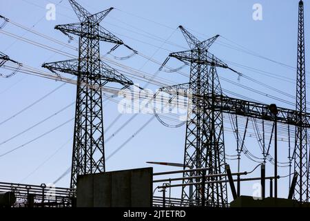 Umspannwerk im Gasturbinenkraftwerk, neben dem stillgelegten Kernkraftwerk Brunsbüttel Stockfoto