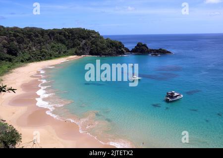 Sancho Beach, bei Fernando de Noronhha, Brasilien, mit blauem und kristallinem Meer und weißem Sand, vom Hügel aus gesehen Stockfoto