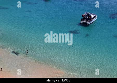 Sancho Beach, bei Fernando de Noronhha, Brasilien, mit blauem und kristallinem Meer und weißem Sand, vom Hügel aus gesehen Stockfoto