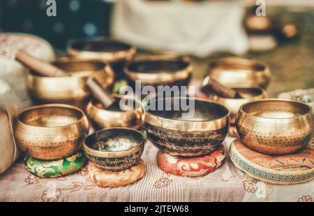 Schöne tibetische Schüssel bereit für meditative Musik. Stockfoto