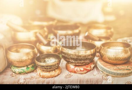 Schöne tibetische Schüssel bereit für meditative Musik. Stockfoto