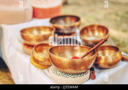 Schöne tibetische Schüssel bereit für meditative Musik. Stockfoto
