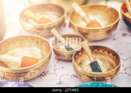 Schöne tibetische Schüssel bereit für meditative Musik. Stockfoto
