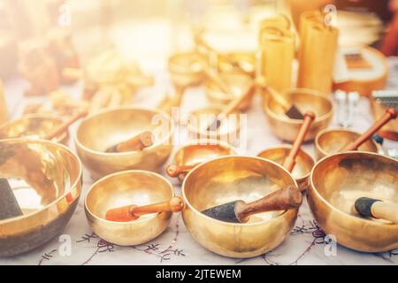 Schöne tibetische Schüssel bereit für meditative Musik. Stockfoto