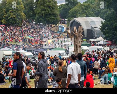 2022. August 29 - UK - Yorkshire - Leeds Westindischer Karneval - Menschenmassen genießen Musik im Potternewton Park nach der Parade Stockfoto
