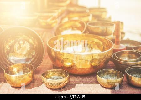 Schöne tibetische Schüssel bereit für meditative Musik. Stockfoto