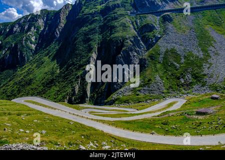 Die kurvenreiche Straße Via Tremola, San Gottardo, Schweiz Stockfoto