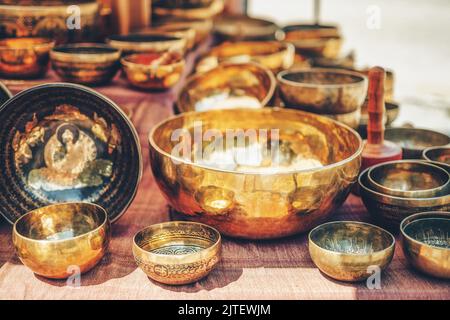 Schöne tibetische Schüssel bereit für meditative Musik. Stockfoto