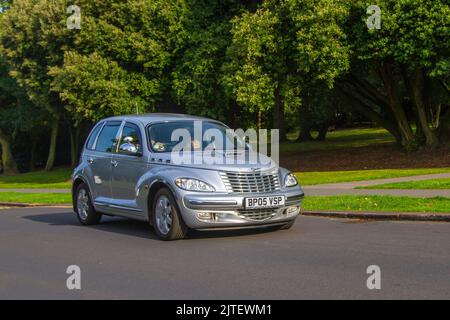 2005 Silver CHRYSLER PT CRUISER TOURING CRD Classic, 2148cc 5-Gang-Schaltgetriebe; Fahrzeuge, die auf der jährlichen Stanley Park Classic Car Show ankommen. Die Stanley Park Classics Yesteryear Motor Show wird von der Blackpool Vintage Vehicle Preservation Group, Großbritannien, veranstaltet. Stockfoto