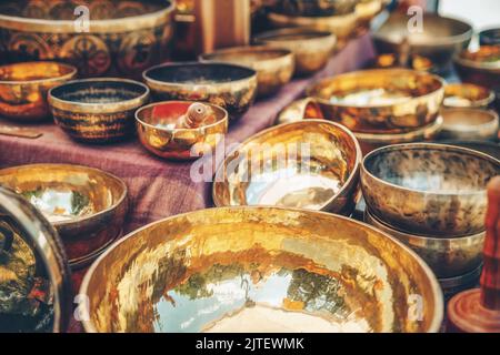 Schöne tibetische Schüssel bereit für meditative Musik. Stockfoto