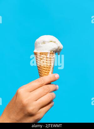 Nahaufnahme des Hand haltenden Eiskonus der Waffel Stockfoto