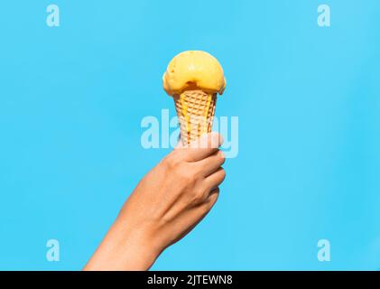 Nahaufnahme des Hand haltenden Eiskonus der Waffel Stockfoto