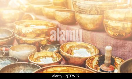 Schöne tibetische Schüssel bereit für meditative Musik. Stockfoto