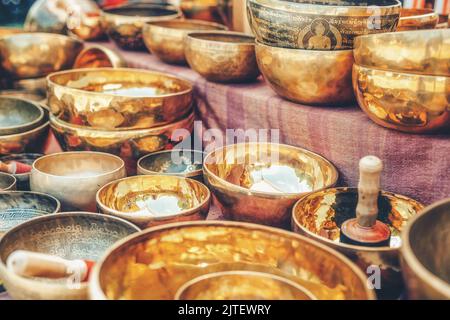 Schöne tibetische Schüssel bereit für meditative Musik. Stockfoto