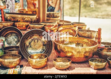 Schöne tibetische Schüssel bereit für meditative Musik. Stockfoto