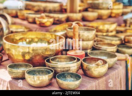 Schöne tibetische Schüssel bereit für meditative Musik. Stockfoto