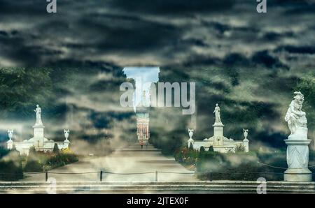 Potsdam, Deutschland. 09. August 2022. Der Neue Palast und Skulpturen im Sanssouci Park sind hinter einem getönten Autofenster zu sehen, das den wolkenlosen Himmel am frühen Morgen widerspiegelt. Quelle: Jens Kalaene/dpa/Alamy Live News Stockfoto