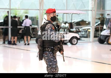 Bangkok, Thailand. 29. August 2022. RTAF Special Operations Regiment (Commando) sichert die Eröffnungszeremonie von Defense and Security 2022 im Challenger 1-2 Building, Impact Exhibition and Convention Center, Muang Thong Thani. (Bild: © Adirach Toumlamoon/Pacific Press via ZUMA Press Wire) Stockfoto