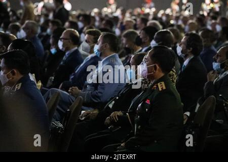 Bangkok, Thailand. 29. August 2022. Hochrangige Beamte aus Verteidigungsministerien und -Abteilungen, der Armee, der Marine und der Luftwaffe verschiedener Länder, darunter andere professionelle Vertreter der Verteidigungsindustrie, Polizeichefs, Küstenwache und private Sicherheitsfirmen, die an der Eröffnungszeremonie und dem Besuch der Ausstellung internationaler Waffen und militärischer Ausrüstung im Challenger 1-2-Gebäude teilnehmen, Impact Exhibition and Convention Center, Muang Thong Thani. (Bild: © Adirach Toumlamoon/Pacific Press via ZUMA Press Wire) Stockfoto