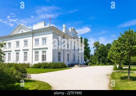 Schloss Uzutrakis. Kolonnadenvilla inmitten von Landschaftsgärten. Trakai, Litauen, 2. Juli 2022 Stockfoto