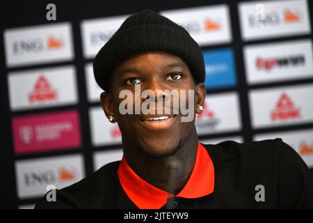 Köln, Deutschland. 30. August 2022. Dennis Schröder beantwortet Fragen von Journalisten. Die Basketball-Europameisterschaft beginnt am Donnerstag. Quelle: Federico Gambarini/dpa/Alamy Live News Stockfoto